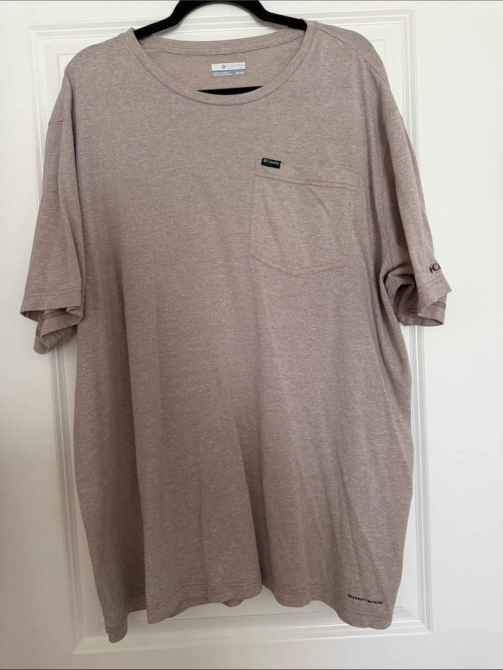 Columbia Men's Short-Sleeve Pocket Tee in Light Taupe